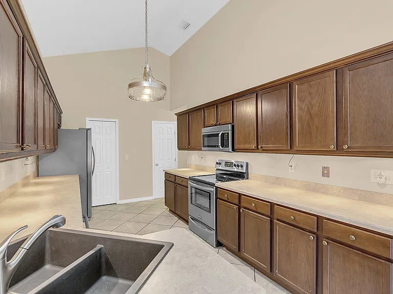 1422 Saffron Trl — Photo 12
