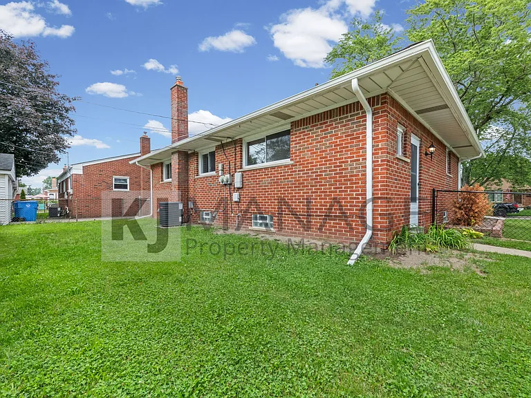 8417 Colonial Ln — Photo 24