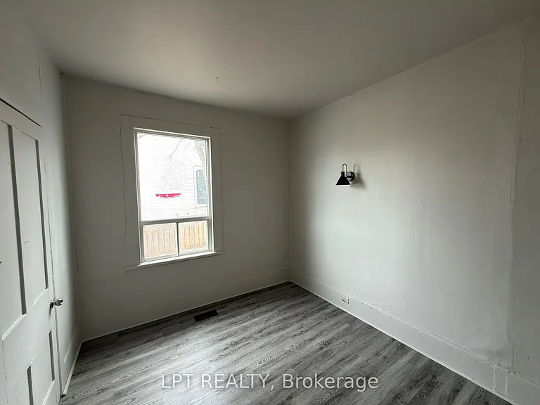 37 Elizabeth St N — Photo 8