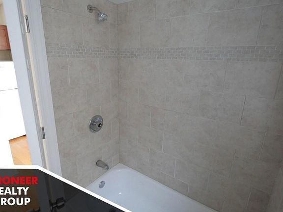 5th image of 837 W Wolfram St #U407