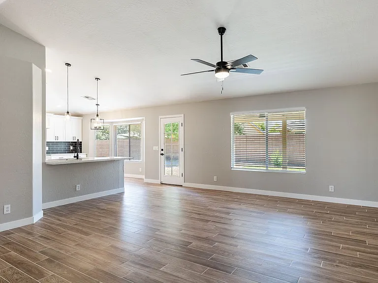 2883 E Oakland Ct — Photo 2