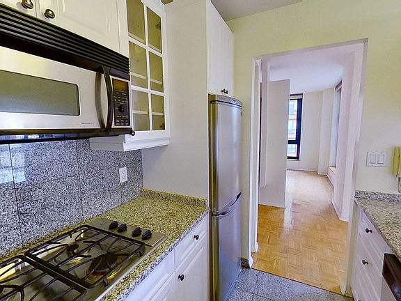5th image of 1 Irving Pl APT V17g
