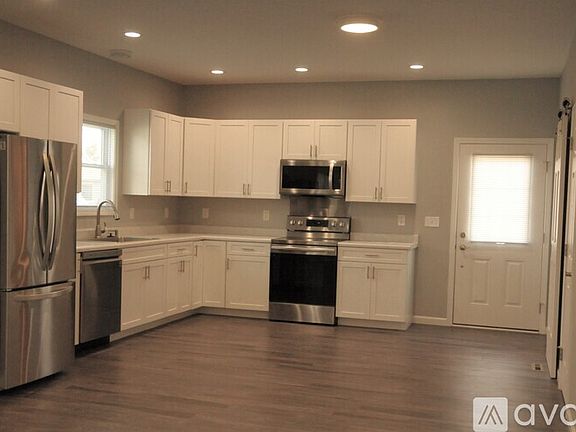 2nd image of 21 Bay St #21