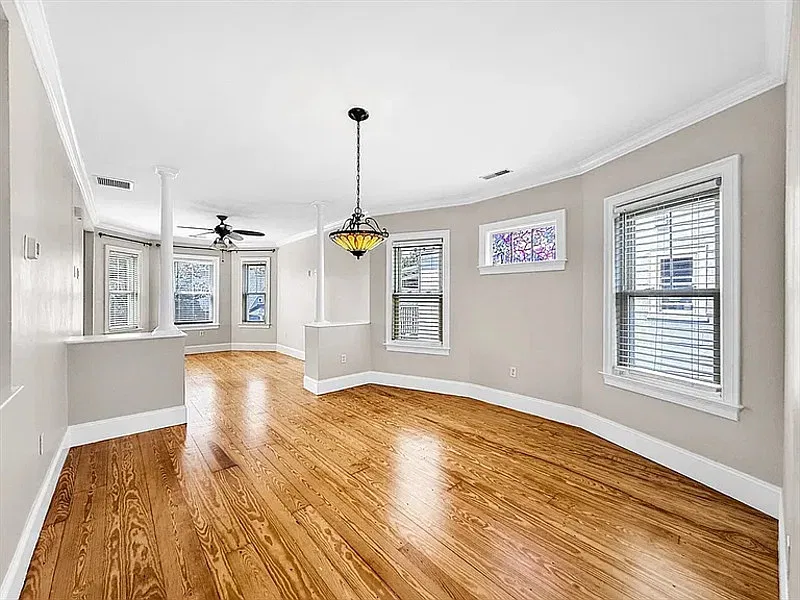 2 bed, 1.0 bath, 914 sqft, $1,764 — Photo 2