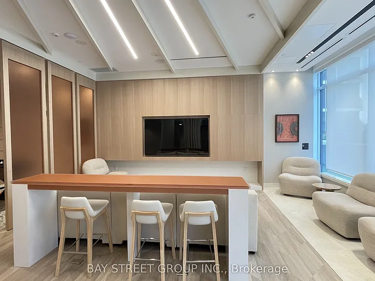 10 Oak St #902 — Photo 29