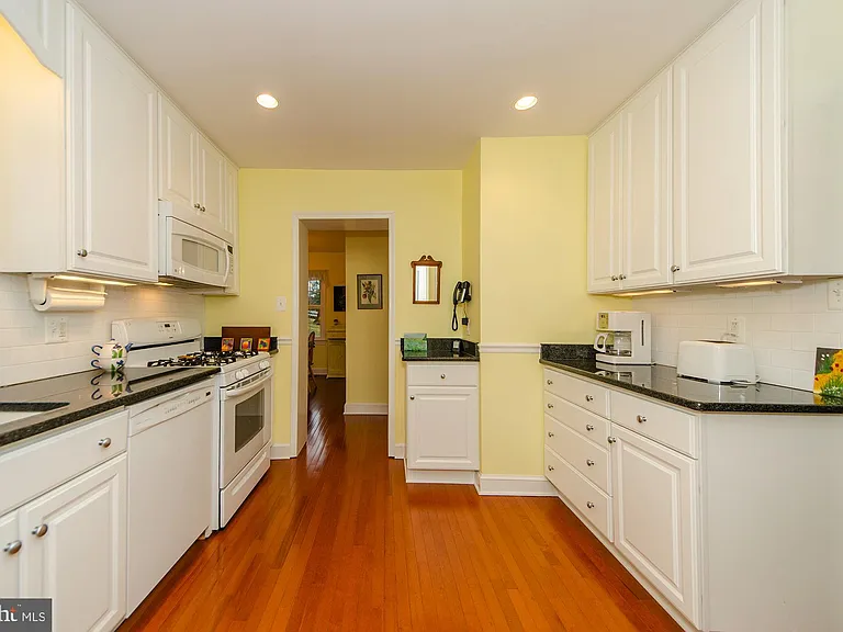 1308 Tracy Pl — Photo 24