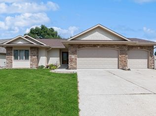 5004 Stream Side Cir, Des Moines, IA 50317
