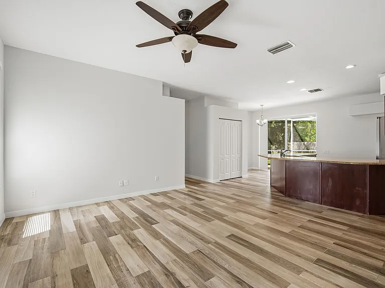 9810 Bennington Dr — Photo 10