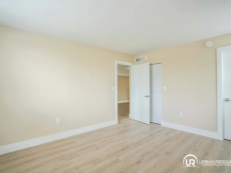 6960 Rue Vendome #201 — Photo 10