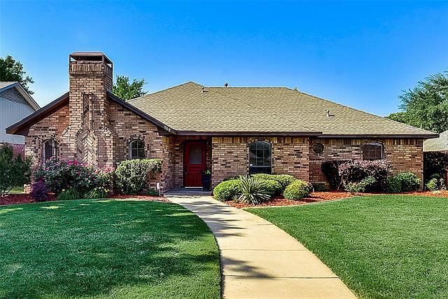 1st image of 909 Willow Brook Dr