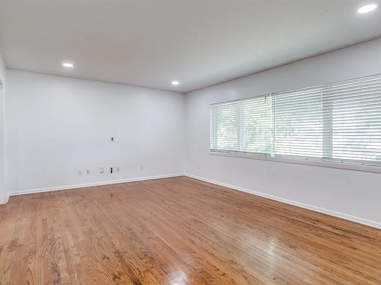6418 E Lovers Ln — Photo 3