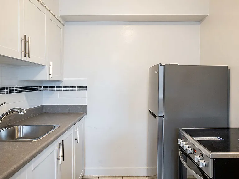 2928 Yonge St — Photo 9