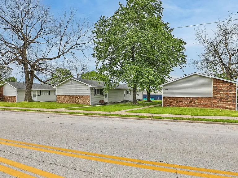 733 W College St #B — Photo 15