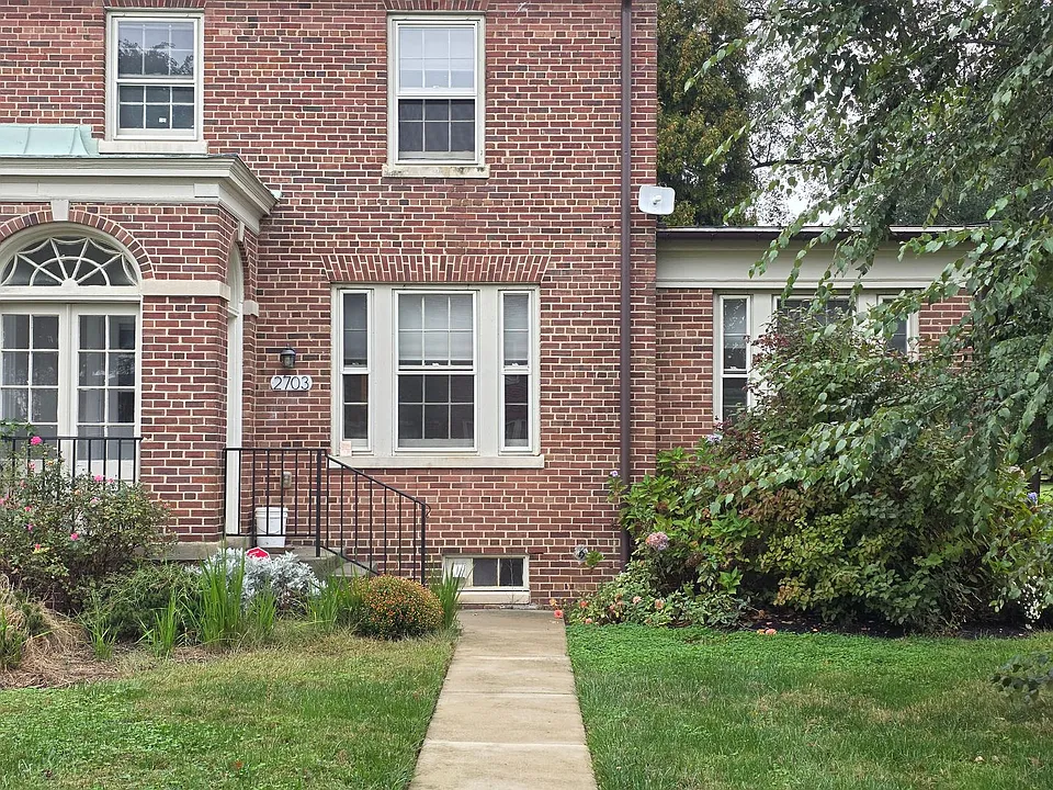 2703 Staff Ln