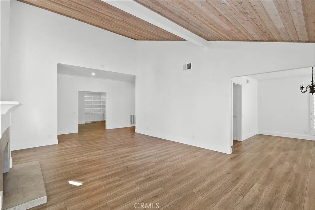 3 bed, 2241 sqft, $10,000 — Photo 4