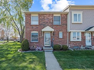 20269 S Great Oaks Cir, Clinton Township, MI 48036