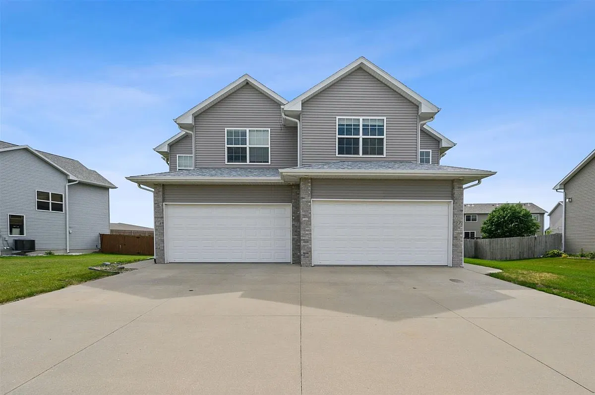 77 N Park Ridge Rd North Liberty — Photo 2