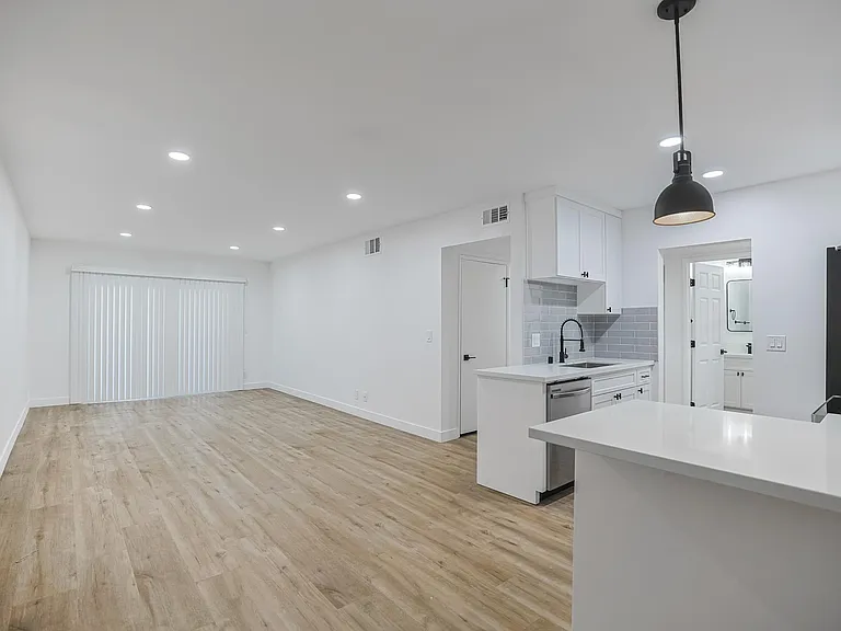 San Pasqual Apartments — Photo 6