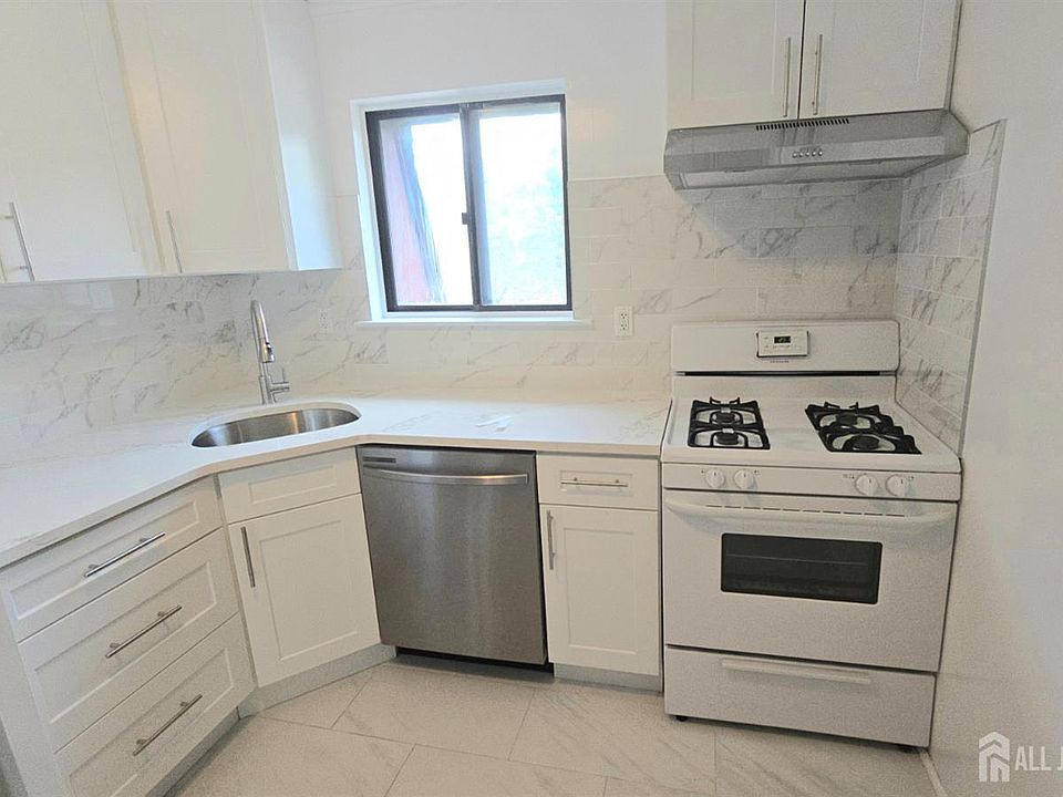 1st image of 1008 N Oaks Blvd