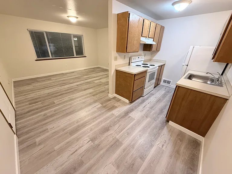 Manor Apartments — Photo 9