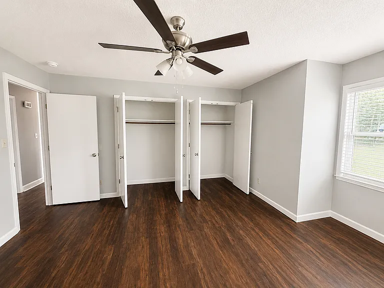 101 Bayview Cir — Photo 15