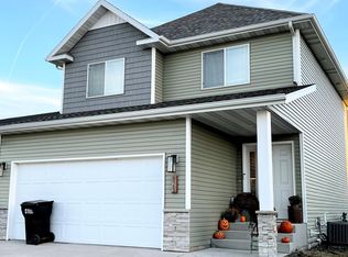 825 Cathy Dr W, West Fargo, ND 58078