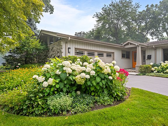3rd image of 421 Heather Ln