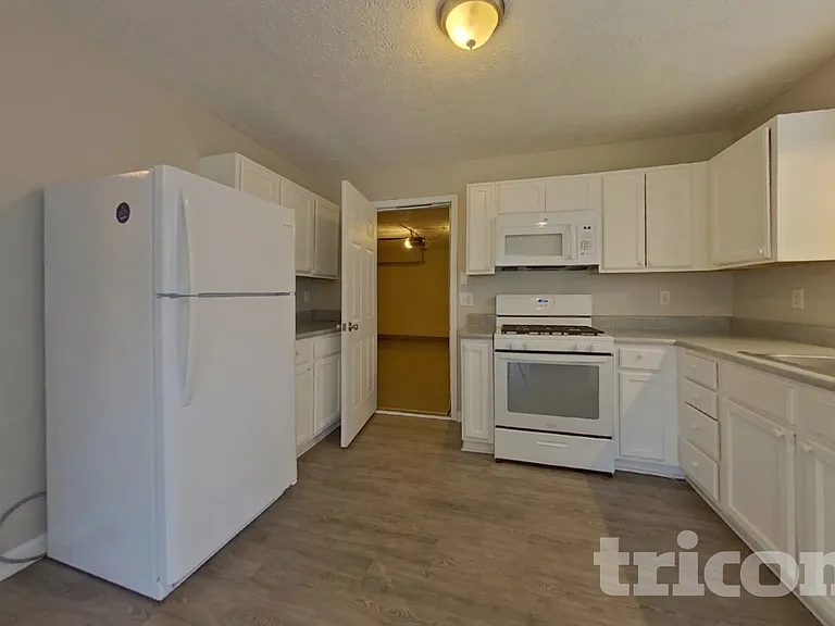 936 Edgewood Ln — Photo 7