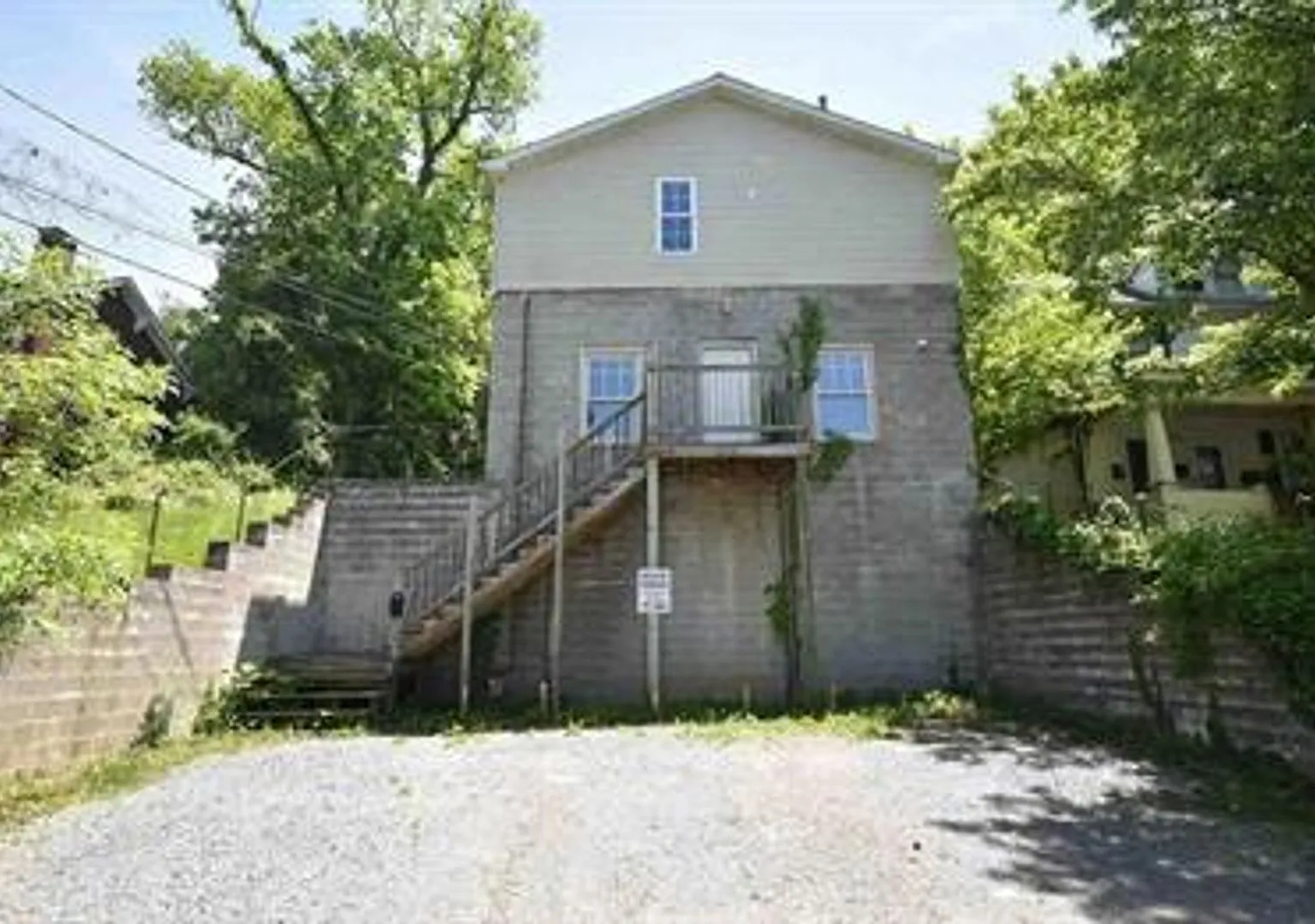 516 Pearl Ave - College Rental — Photo 1