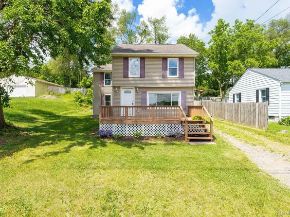 3755 Jackson Blvd, White Lake, MI 48383