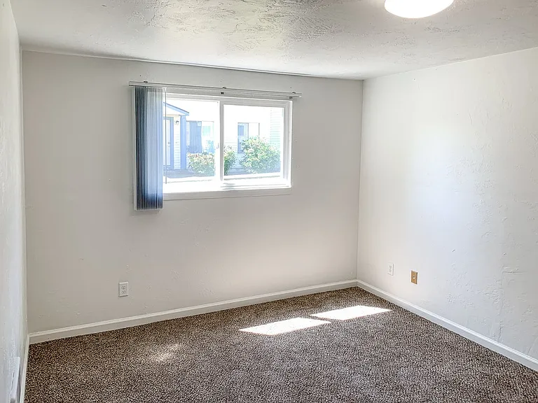 Apartment in West Salem near banks, shopping areas, bus lines, and downtown! ~ Colonial — Photo 64