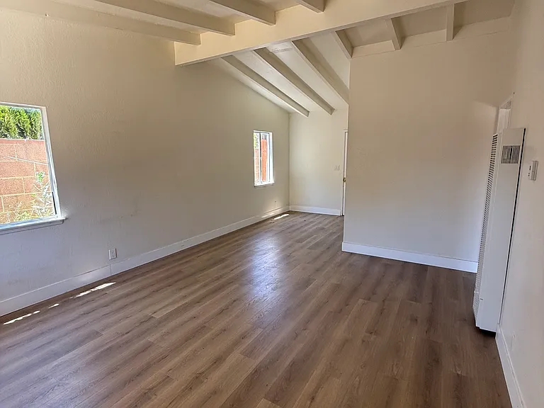 341 E Avenue Q7 — Photo 2
