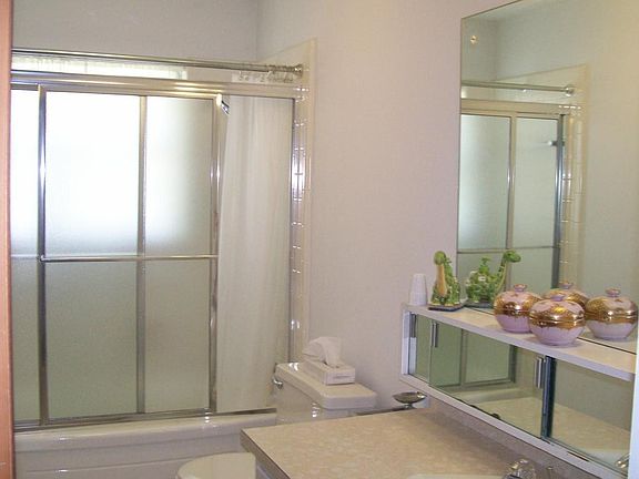 Full Oversize Bath w Closet