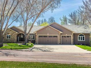 905 W Ralph Rogers Rd, Sioux Falls, SD 57108