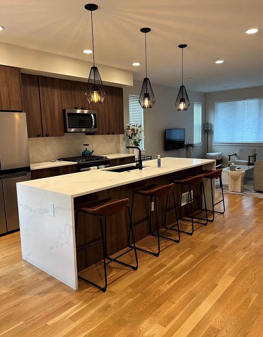3 bed, 2.5 bath, 2400 sqft, $3,499 — Photo 2