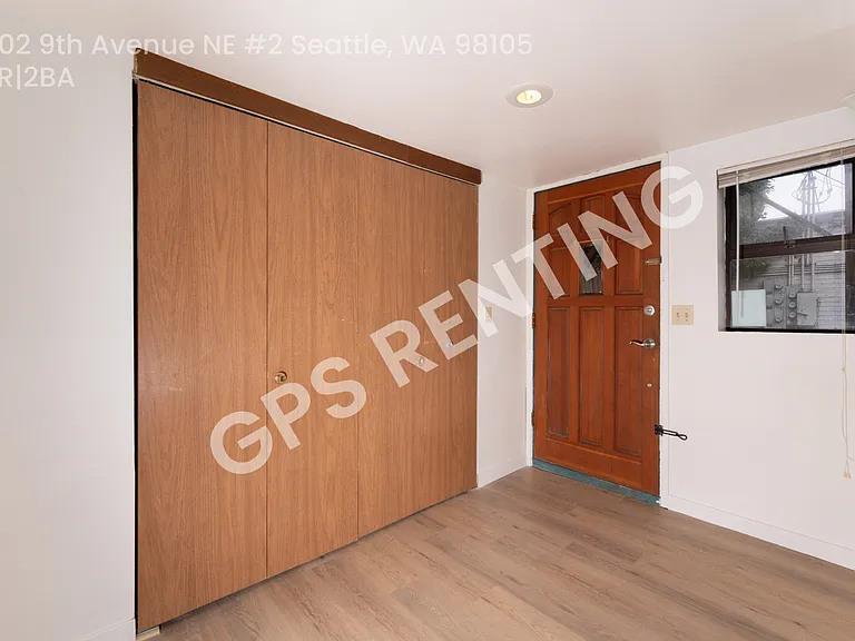 5302 9th Ave NE #2 — Photo 4