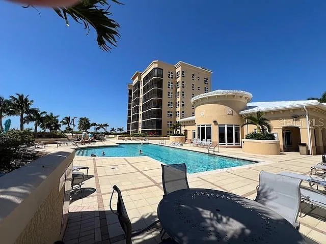 2 bed, 2.0 bath, 1684 sqft, $5,750 — Photo 3