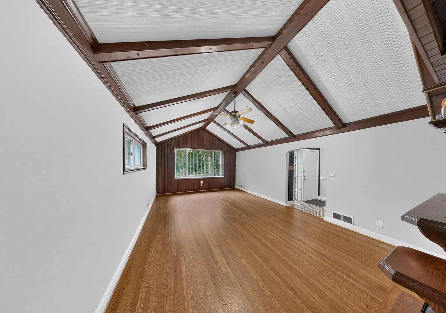 Renovated Classic 4Bed/3.5Bath Chevy Chase Rambler! — Photo 3