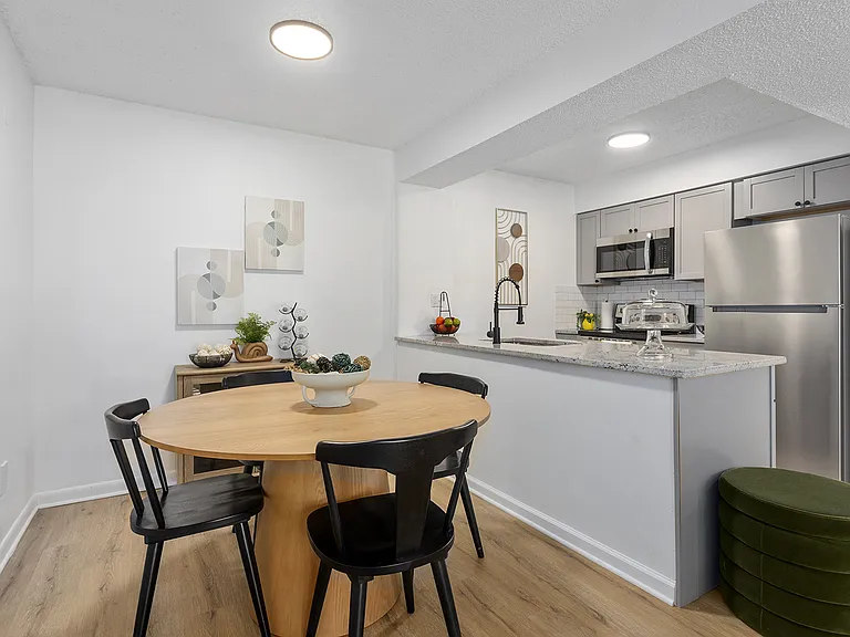 Robin Hill Apartments — Photo 5