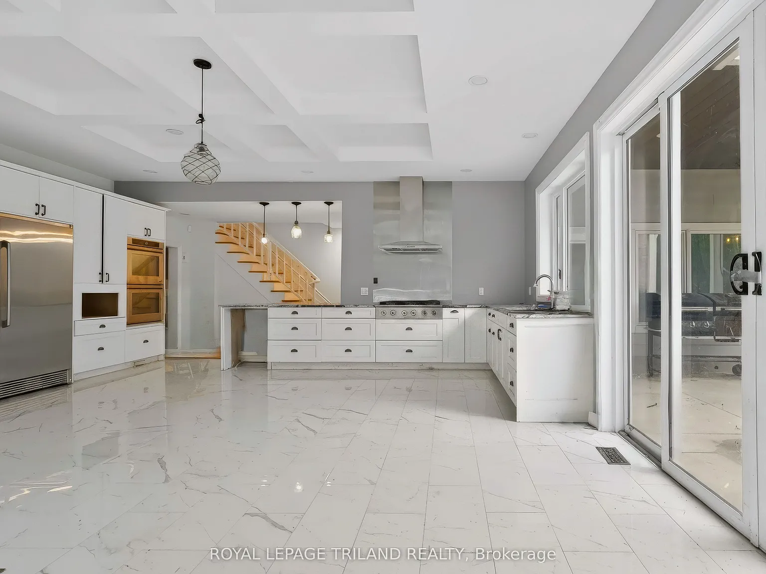 467 Commissioners Rd E — Photo 3