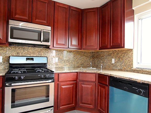 5th image of 2554 Crescent St