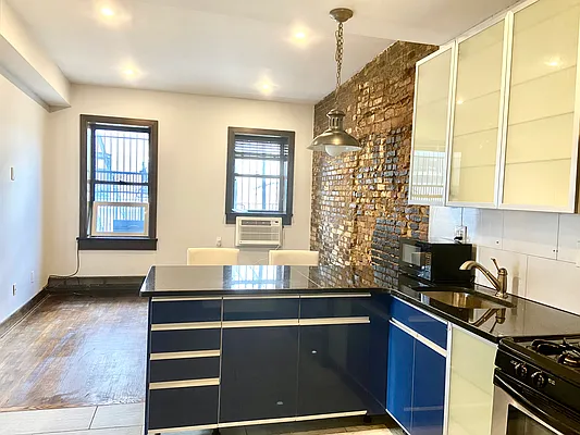 Rented by E Realty International Corp | media 16