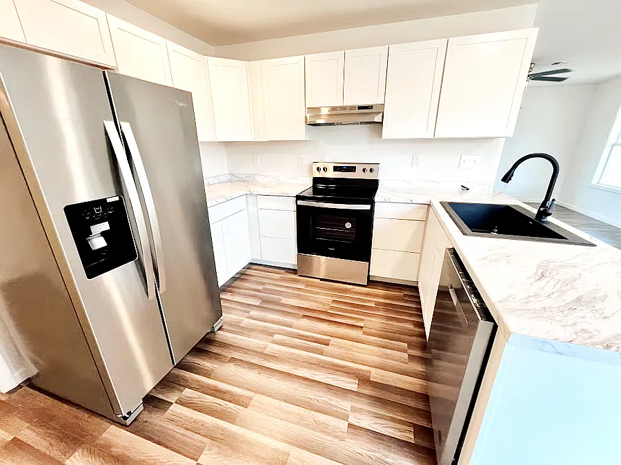 2430 College St — Photo 2