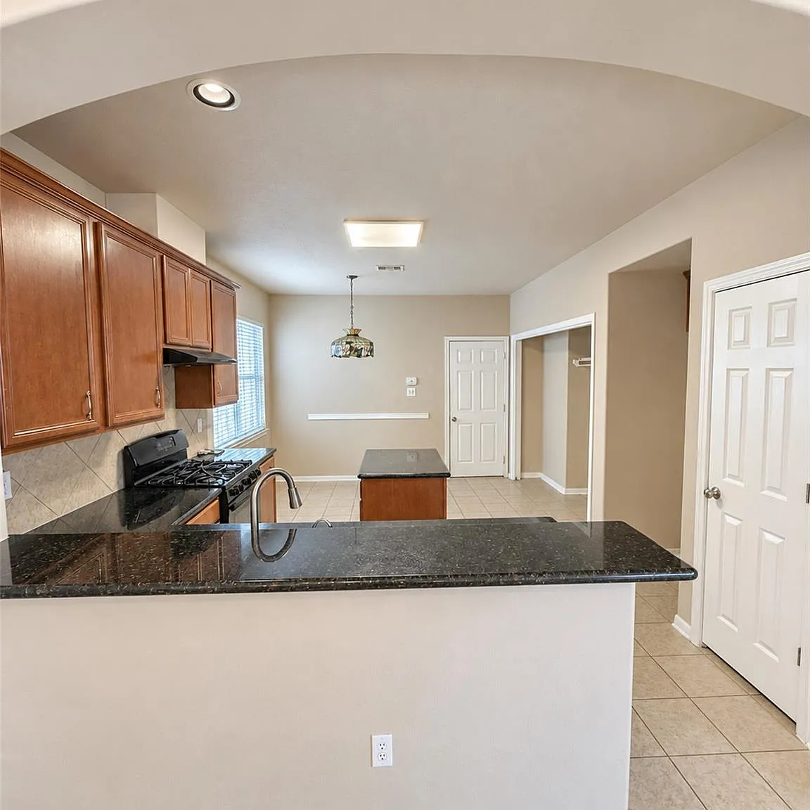 4 bed, 2.5 bath, 2035 sqft, $1,900 — Photo 4