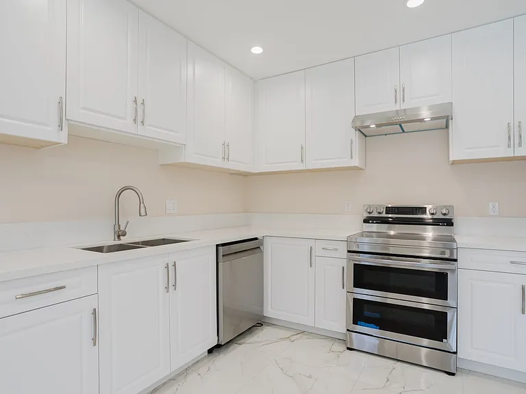 6550 Beeman Ave — Photo 10