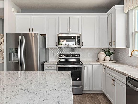 5th image of 15873 Gem View St