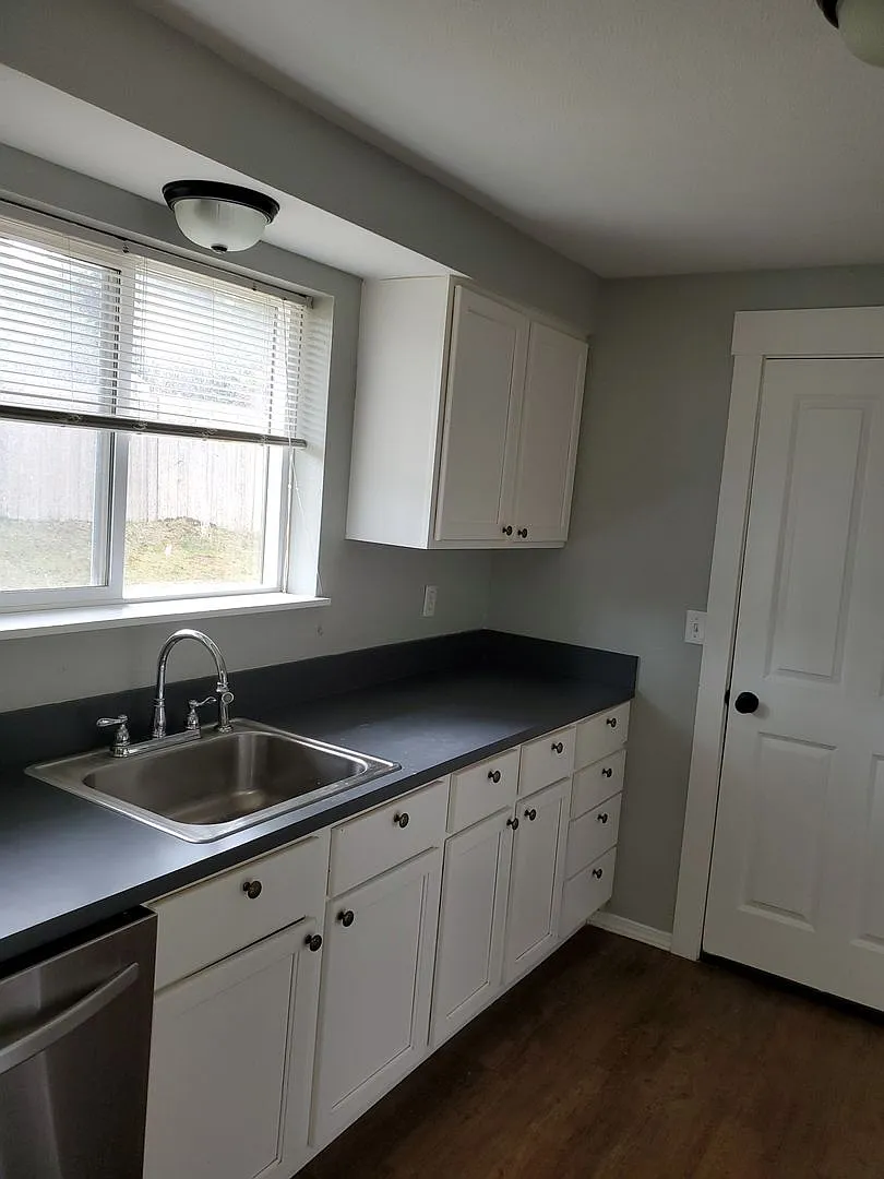 Three Bedroom Home with a garage in Lincoln City! — Photo 4