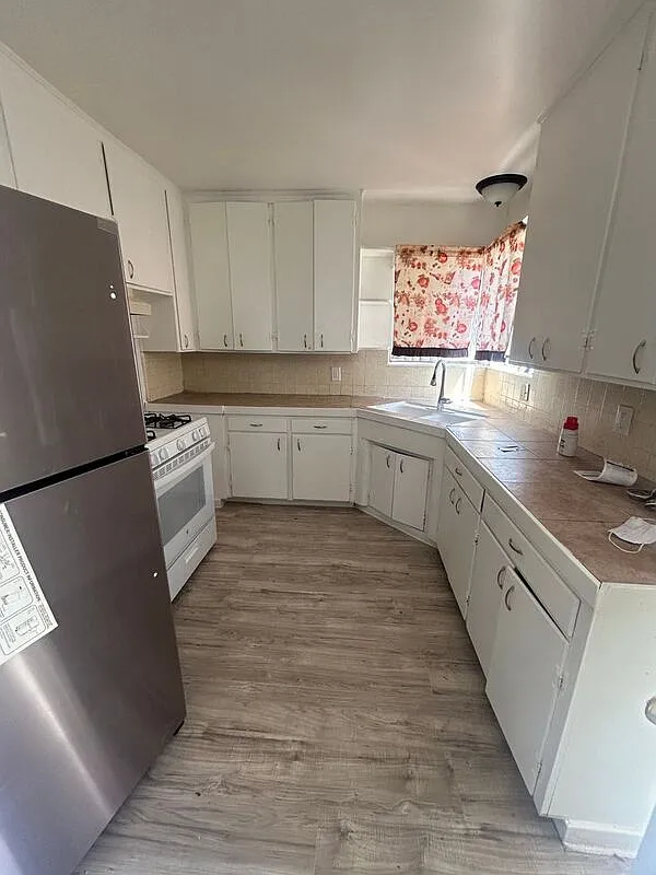 3 bed, 2.0 bath, 1800 sqft, $3,000 — Photo 2