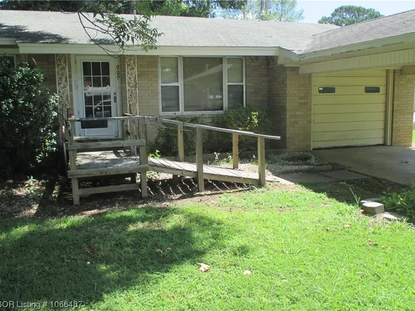 909 N 3rd St, Paris, AR 72855