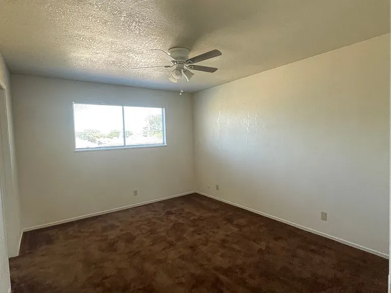 Lake Crest Apartments — Photo 9